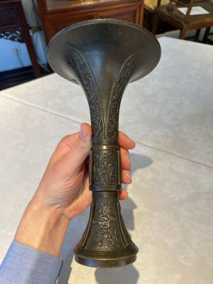 A fine and rare Chinese bronze vase with floral design in the style of Hu Wenming 胡文明, 'gu 觚', Ming — photo 1