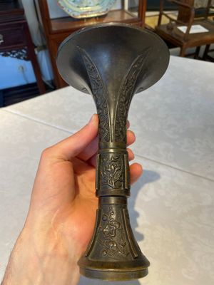 A fine and rare Chinese bronze vase with floral design in the style of Hu Wenming 胡文明, 'gu 觚', Ming — photo 2