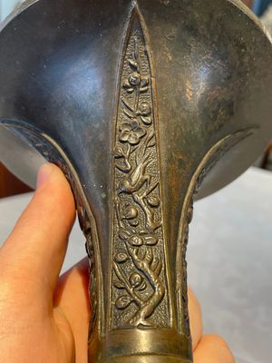 A fine and rare Chinese bronze vase with floral design in the style of Hu Wenming 胡文明, 'gu 觚', Ming — photo 5