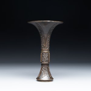 A fine and rare Chinese bronze vase with floral design in the style of Hu Wenming 胡文明, 'gu 觚', Ming — photo 1