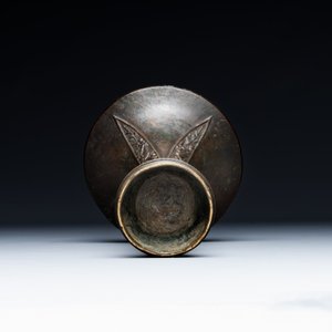 A fine and rare Chinese bronze vase with floral design in the style of Hu Wenming 胡文明, 'gu 觚', Ming — photo 11