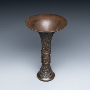 A fine and rare Chinese bronze vase with floral design in the style of Hu Wenming 胡文明, 'gu 觚', Ming — photo 2