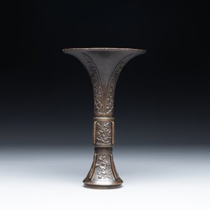 A fine and rare Chinese bronze vase with floral design in the style of Hu Wenming 胡文明, 'gu 觚', Ming — photo 3