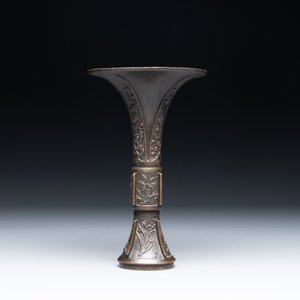 A fine and rare Chinese bronze vase with floral design in the style of Hu Wenming 胡文明, 'gu 觚', Ming — photo 4