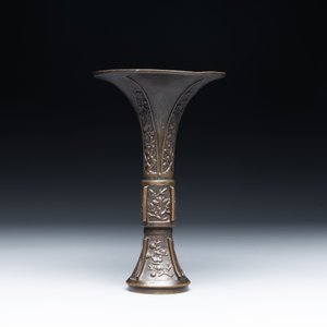 A fine and rare Chinese bronze vase with floral design in the style of Hu Wenming 胡文明, 'gu 觚', Ming — photo 5