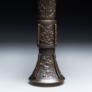 A fine and rare Chinese bronze vase with floral design in the style of Hu Wenming 胡文明, 'gu 觚', Ming — photo 6