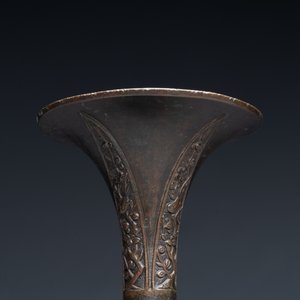 A fine and rare Chinese bronze vase with floral design in the style of Hu Wenming 胡文明, 'gu 觚', Ming — photo 7