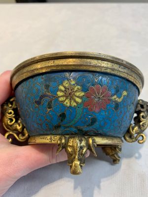 A fine and rare Chinese gilt cloisonné tripod censer with floral design and 'luduan' handles, Jingtai mark, 17th C. — photo 12