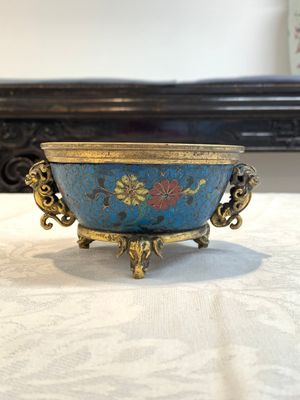 A fine and rare Chinese gilt cloisonné tripod censer with floral design and 'luduan' handles, Jingtai mark, 17th C. — photo 2