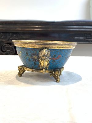 A fine and rare Chinese gilt cloisonné tripod censer with floral design and 'luduan' handles, Jingtai mark, 17th C. — photo 3
