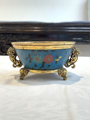 A fine and rare Chinese gilt cloisonné tripod censer with floral design and 'luduan' handles, Jingtai mark, 17th C. — photo 4