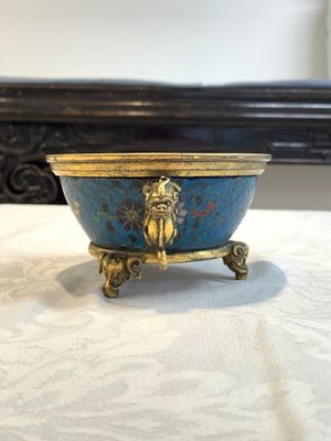 A fine and rare Chinese gilt cloisonné tripod censer with floral design and 'luduan' handles, Jingtai mark, 17th C. — photo 5