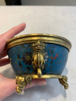 A fine and rare Chinese gilt cloisonné tripod censer with floral design and 'luduan' handles, Jingtai mark, 17th C. — photo 10