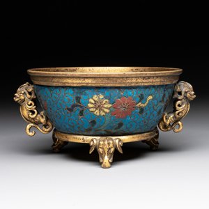 A fine and rare Chinese gilt cloisonné tripod censer with floral design and 'luduan' handles, Jingtai mark, 17th C. — photo 1