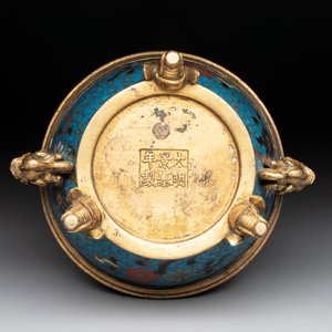 A fine and rare Chinese gilt cloisonné tripod censer with floral design and 'luduan' handles, Jingtai mark, 17th C. — photo 11