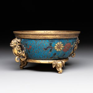 A fine and rare Chinese gilt cloisonné tripod censer with floral design and 'luduan' handles, Jingtai mark, 17th C. — photo 2