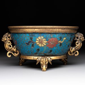A fine and rare Chinese gilt cloisonné tripod censer with floral design and 'luduan' handles, Jingtai mark, 17th C. — photo 4