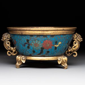 A fine and rare Chinese gilt cloisonné tripod censer with floral design and 'luduan' handles, Jingtai mark, 17th C. — photo 5