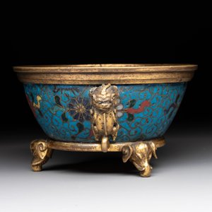 A fine and rare Chinese gilt cloisonné tripod censer with floral design and 'luduan' handles, Jingtai mark, 17th C. — photo 6