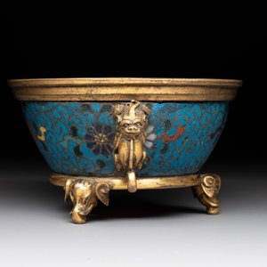 A fine and rare Chinese gilt cloisonné tripod censer with floral design and 'luduan' handles, Jingtai mark, 17th C. — photo 7
