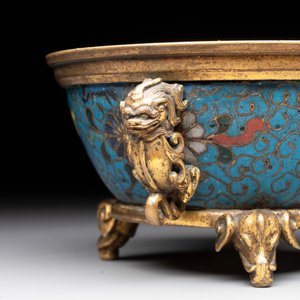 A fine and rare Chinese gilt cloisonné tripod censer with floral design and 'luduan' handles, Jingtai mark, 17th C. — photo 8