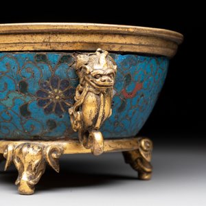A fine and rare Chinese gilt cloisonné tripod censer with floral design and 'luduan' handles, Jingtai mark, 17th C. — photo 9