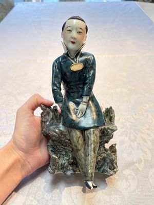 A fine and rare Chinese polychrome figure of a lady, Ye Yunhong Zhi 葉運紅製 mark, Republic — foto 1