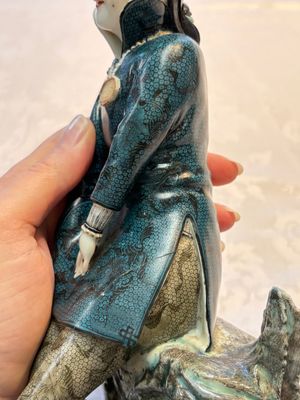 A fine and rare Chinese polychrome figure of a lady, Ye Yunhong Zhi 葉運紅製 mark, Republic — foto 13