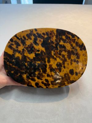 A fine and rare Chinese tortoiseshell-veneered and red-lacquered oval box and cover, signed Wang Wenzhi 王文治, Qianlong mark and of the period — photo 1