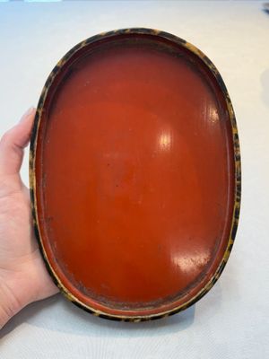 A fine and rare Chinese tortoiseshell-veneered and red-lacquered oval box and cover, signed Wang Wenzhi 王文治, Qianlong mark and of the period — photo 14
