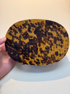 A fine and rare Chinese tortoiseshell-veneered and red-lacquered oval box and cover, signed Wang Wenzhi 王文治, Qianlong mark and of the period — photo 16