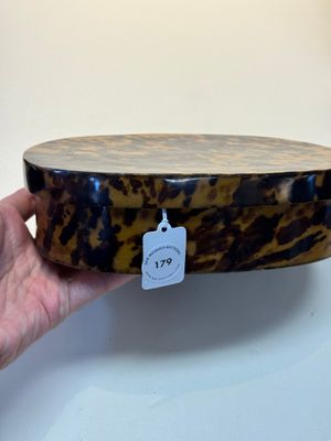 A fine and rare Chinese tortoiseshell-veneered and red-lacquered oval box and cover, signed Wang Wenzhi 王文治, Qianlong mark and of the period — photo 17