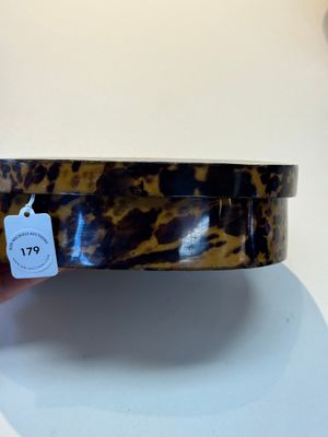 A fine and rare Chinese tortoiseshell-veneered and red-lacquered oval box and cover, signed Wang Wenzhi 王文治, Qianlong mark and of the period — photo 18