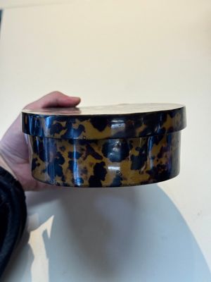 A fine and rare Chinese tortoiseshell-veneered and red-lacquered oval box and cover, signed Wang Wenzhi 王文治, Qianlong mark and of the period — photo 19