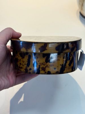 A fine and rare Chinese tortoiseshell-veneered and red-lacquered oval box and cover, signed Wang Wenzhi 王文治, Qianlong mark and of the period — photo 20