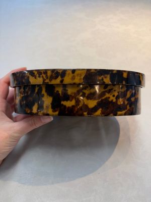 A fine and rare Chinese tortoiseshell-veneered and red-lacquered oval box and cover, signed Wang Wenzhi 王文治, Qianlong mark and of the period — photo 2