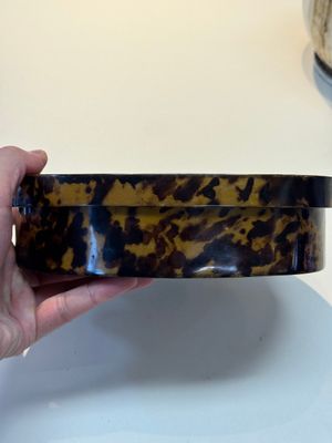 A fine and rare Chinese tortoiseshell-veneered and red-lacquered oval box and cover, signed Wang Wenzhi 王文治, Qianlong mark and of the period — photo 21