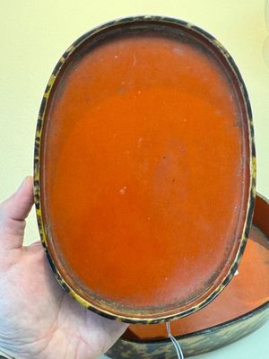 A fine and rare Chinese tortoiseshell-veneered and red-lacquered oval box and cover, signed Wang Wenzhi 王文治, Qianlong mark and of the period — photo 27