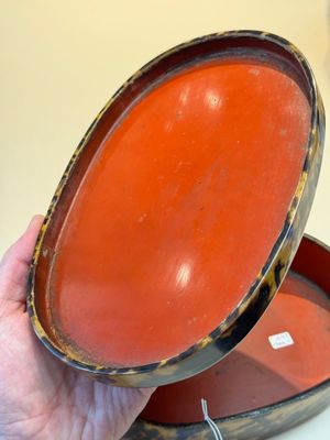 A fine and rare Chinese tortoiseshell-veneered and red-lacquered oval box and cover, signed Wang Wenzhi 王文治, Qianlong mark and of the period — photo 28