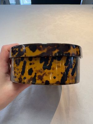 A fine and rare Chinese tortoiseshell-veneered and red-lacquered oval box and cover, signed Wang Wenzhi 王文治, Qianlong mark and of the period — photo 3