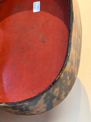 A fine and rare Chinese tortoiseshell-veneered and red-lacquered oval box and cover, signed Wang Wenzhi 王文治, Qianlong mark and of the period — photo 34