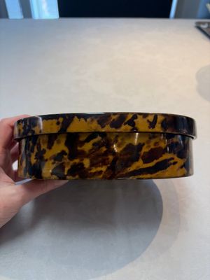 A fine and rare Chinese tortoiseshell-veneered and red-lacquered oval box and cover, signed Wang Wenzhi 王文治, Qianlong mark and of the period — photo 4