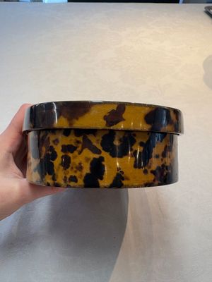 A fine and rare Chinese tortoiseshell-veneered and red-lacquered oval box and cover, signed Wang Wenzhi 王文治, Qianlong mark and of the period — photo 5