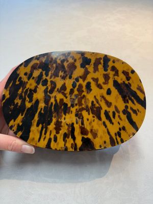 A fine and rare Chinese tortoiseshell-veneered and red-lacquered oval box and cover, signed Wang Wenzhi 王文治, Qianlong mark and of the period — photo 6