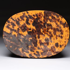 A fine and rare Chinese tortoiseshell-veneered and red-lacquered oval box and cover, signed Wang Wenzhi 王文治, Qianlong mark and of the period — photo 1