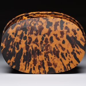 A fine and rare Chinese tortoiseshell-veneered and red-lacquered oval box and cover, signed Wang Wenzhi 王文治, Qianlong mark and of the period — photo 2