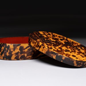 A fine and rare Chinese tortoiseshell-veneered and red-lacquered oval box and cover, signed Wang Wenzhi 王文治, Qianlong mark and of the period — photo 3