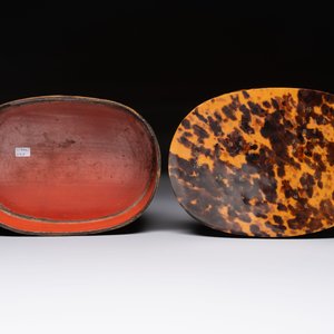 A fine and rare Chinese tortoiseshell-veneered and red-lacquered oval box and cover, signed Wang Wenzhi 王文治, Qianlong mark and of the period — photo 4