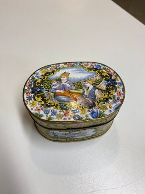 A fine Beijing enamel oval snuff box and cover with European ladies, Qianlong mark and probably of the period — photo 1