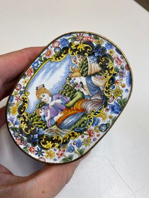 A fine Beijing enamel oval snuff box and cover with European ladies, Qianlong mark and probably of the period — photo 2